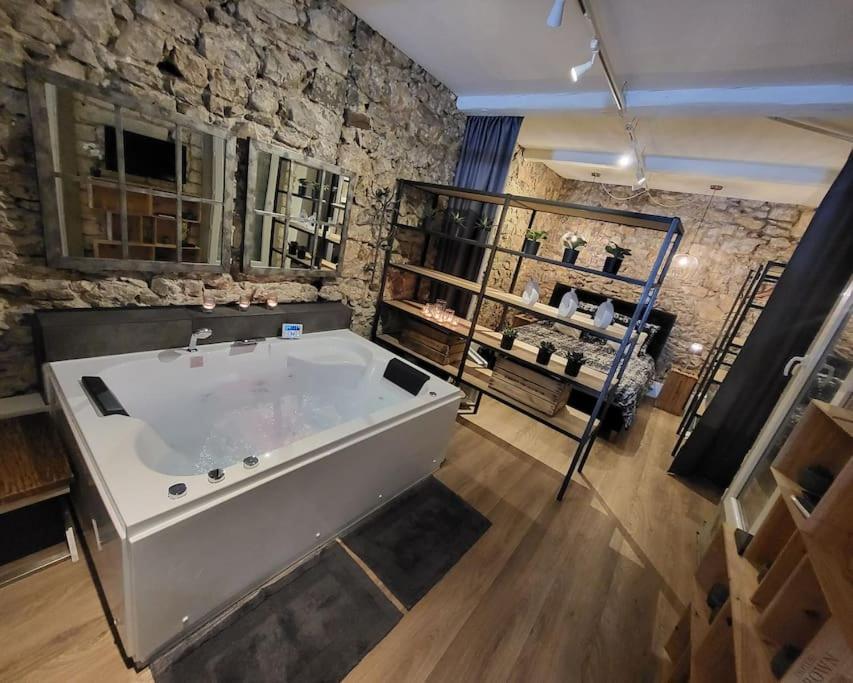 Le 79 Balneo Loft Deco Authentique Centre Climatisation Apartman Sète Kültér fotó